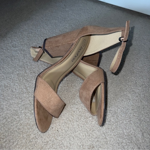 Stylish Boohoo Heeled Sandals. - Picture 6 of 9